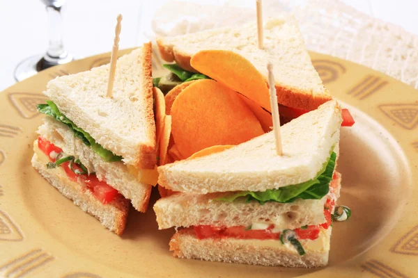 Vegetable Sandwiches and crisps — Stock Photo, Image