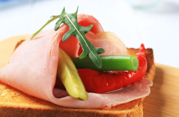 Toast med skinka och pickles — Stockfoto