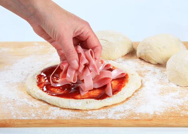 Cozinhar preparar pizza — Fotografia de Stock