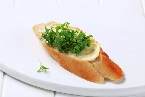 Roti dengan mentega dan selada — Stok Foto