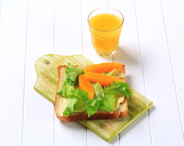 Sanduíche saudável e suco de laranja — Fotografia de Stock