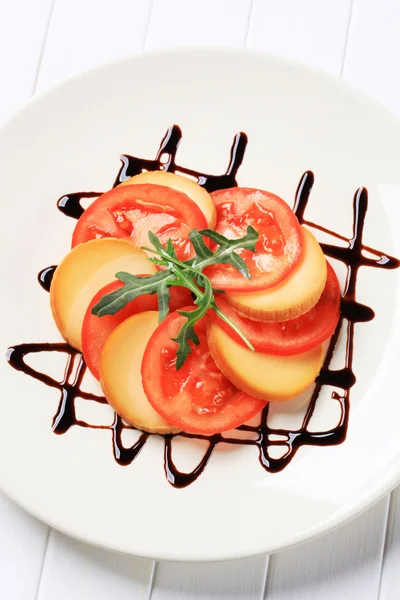 Tomate tranchée et fromage fumé — Photo