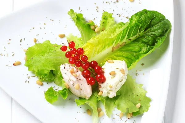 Käseaufstrich auf Salatblättern — Stockfoto