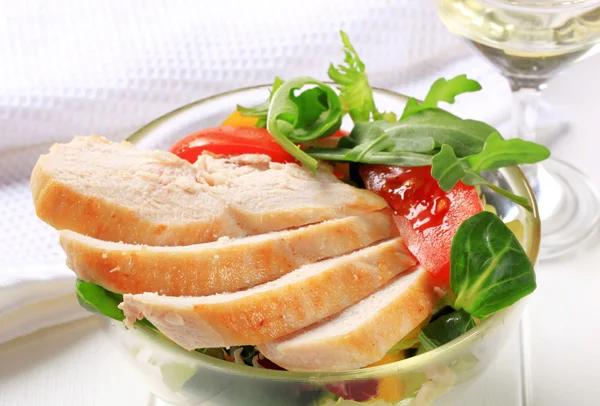 Poitrine de poulet aux salades vertes — Photo