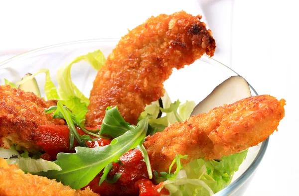 Pollo croccante teneri con insalata — Foto Stock