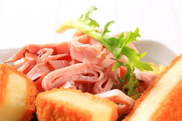 Salada verde com presunto e queijo — Fotografia de Stock