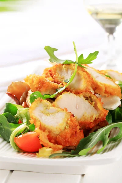 Obalované kuřecí prsíčka s salát greeny — Stock fotografie