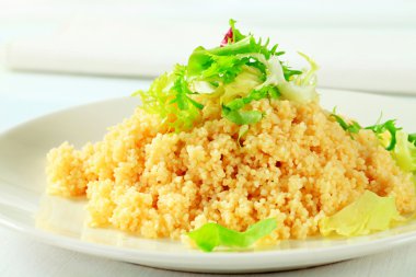 kuskus salata yeşillikleri ile