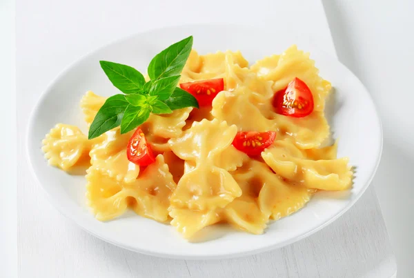 Bow tie pasta with cream sauce — Stock Photo, Image