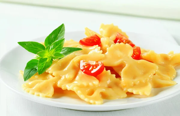 Bow tie pasta with cream sauce — Stock Photo, Image