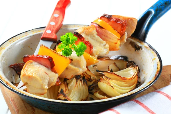 Pollo shish kebab con padella cipolla arrosto — Foto Stock