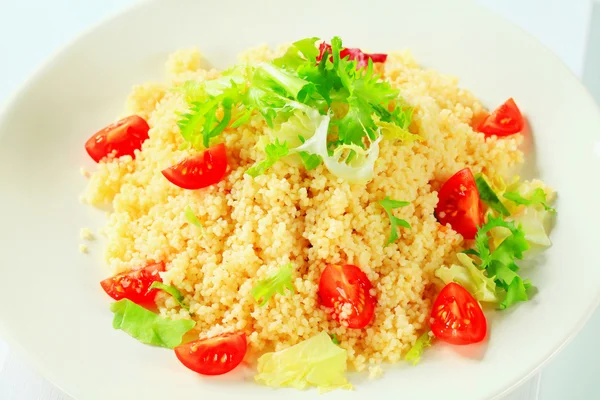 Couscous med Sallad greener och tomater — Stockfoto