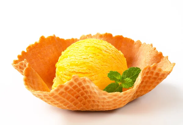 Lemon custard ice cream in a wafer bowl — Stock Photo, Image