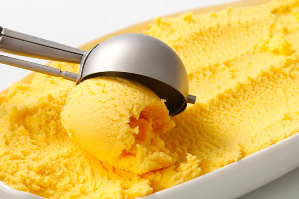 Yellow ice cream — Stock Photo, Image