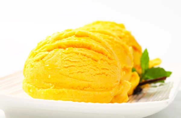 Cucharada de helado amarillo — Foto de Stock