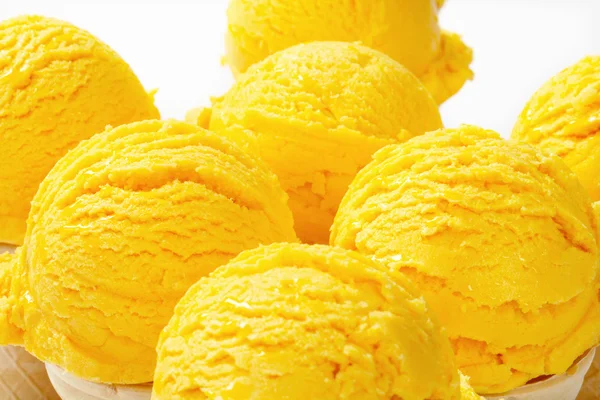 Cones de sorvete amarelo — Fotografia de Stock