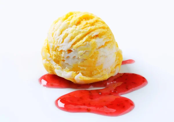 Gelato con salsa di lamponi — Foto Stock