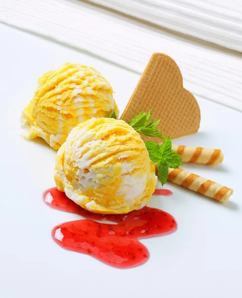 라즈베리 소스가 담긴 아이스크림 — 스톡 사진