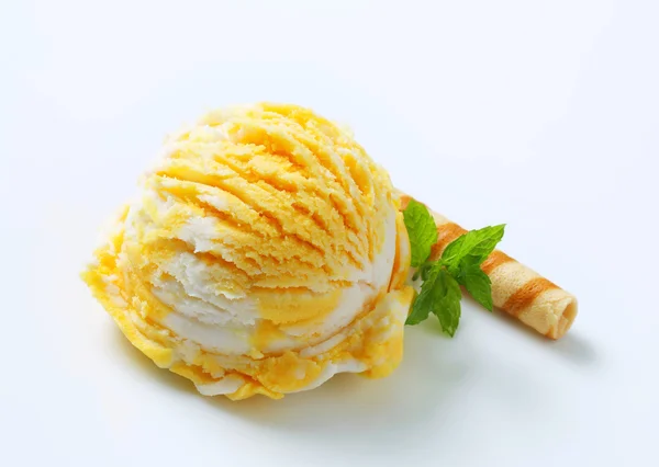 Yellow and white ice cream — Stock Photo, Image