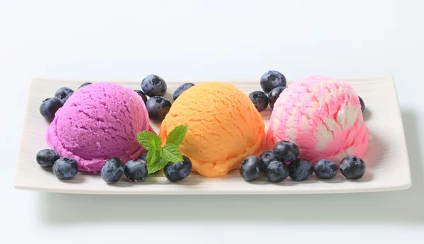 Assorted ice cream with fresh blueberries — Stock Photo, Image