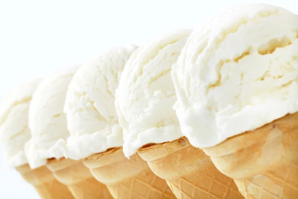 Конусы белого мороженого — стоковое фото