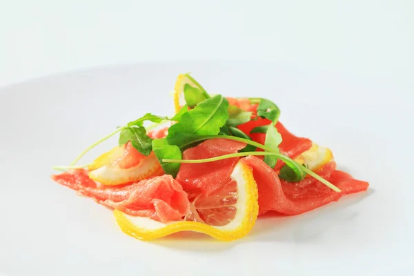 Carpaccio de ternera con limón —  Fotos de Stock