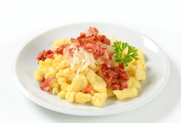 Small potato dumplings with bacon and cabbage — Stock Photo, Image