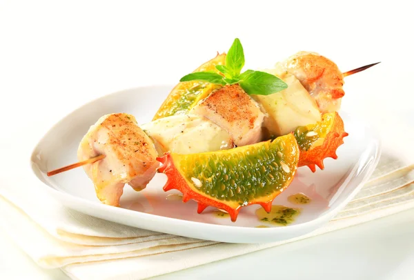 Kip en aubergine brochette met pesto en gehoornde meloen — Stockfoto