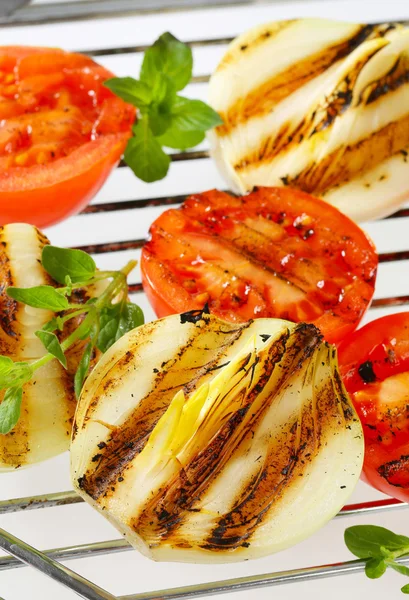 Grilled tomatoes and onions — Stock Photo, Image