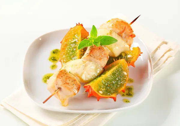 Chicken and aubergine skewer with pesto and horned melon — Stock Photo, Image