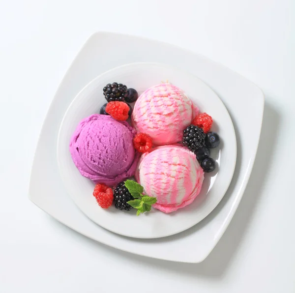冰淇淋加新鲜浆果 — 图库照片