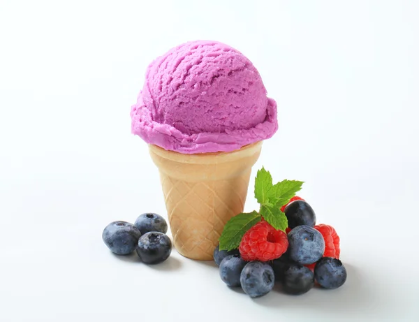 Cone de sorvete de mirtilo — Fotografia de Stock