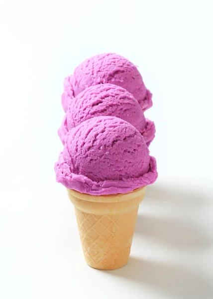 Cones de sorvete de mirtilo - tiro de estúdio — Fotografia de Stock