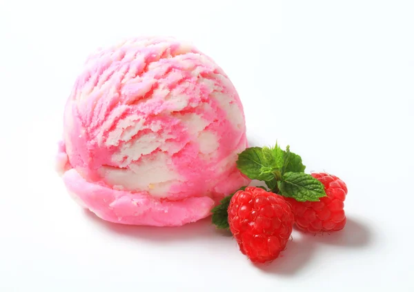 Raspberry ice cream — Stock Photo, Image