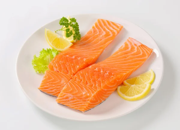 Raw salmon fillets — Stock Photo, Image