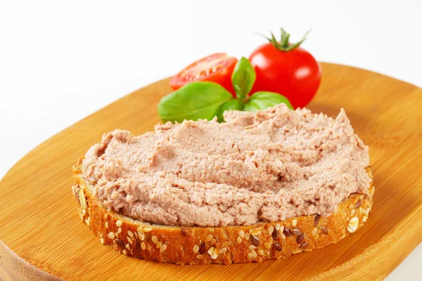 Pão com carne espalhada — Fotografia de Stock