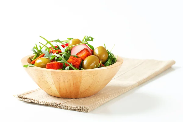 Ensalada de verduras con aceitunas y queso picante —  Fotos de Stock