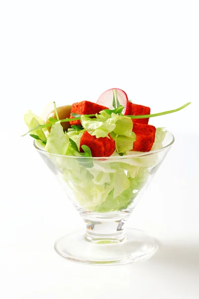 Salada de legumes com azeitonas verdes e queijo — Fotografia de Stock