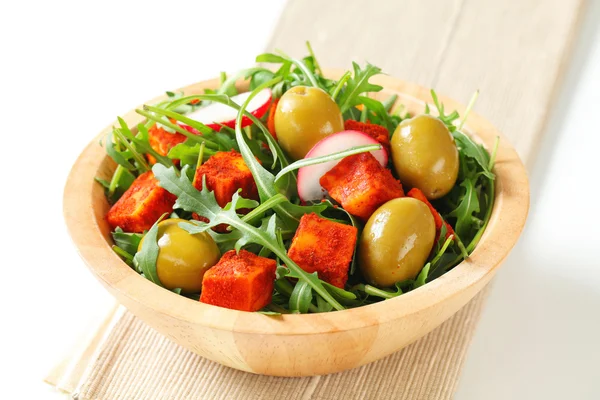 Salade greens met olijven en pittige kaas — Stockfoto