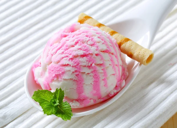 Raspberry yoghurt ijs — Stockfoto