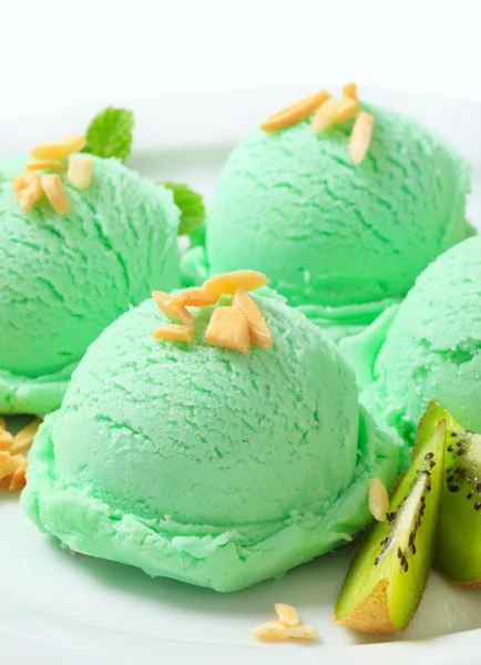 Кусочки светло-зеленого мороженого — стоковое фото