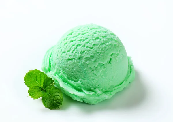Целый шарик зеленого мороженого — стоковое фото