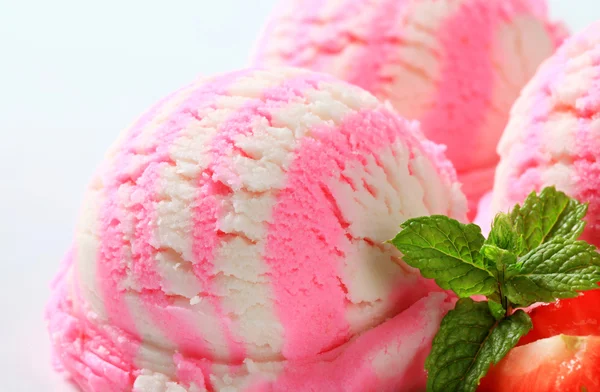 Strawberry yogurt ice cream — Stock Photo, Image