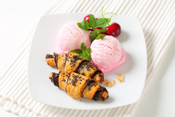 아이스크림과 초콜릿 초승달 모양의 롤 — 스톡 사진