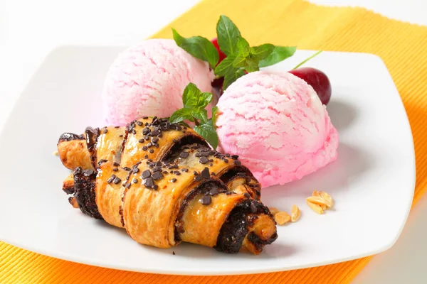 Csokoládé crescent rolls fagylalttal — Stock Fotó