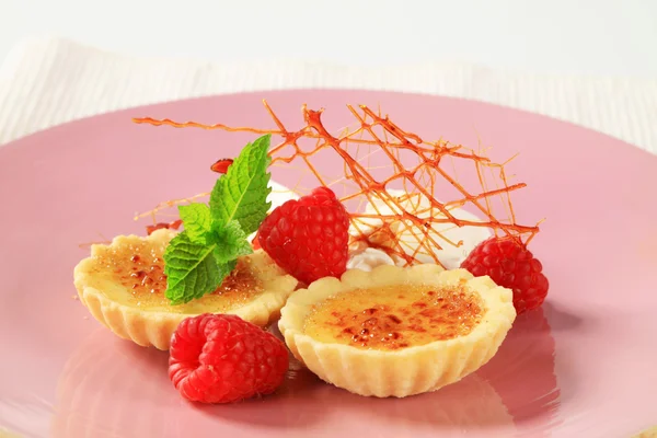 Creme brulee tartlets — Stockfoto