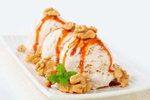 Ořech zmrzlina s karamelem — Stock fotografie