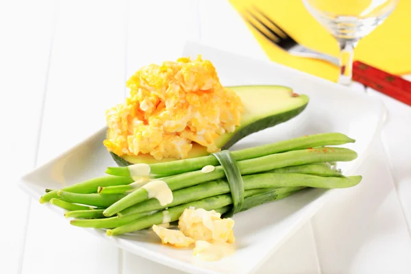 Scrambled eggs with avocado and green beans — Stock Photo, Image