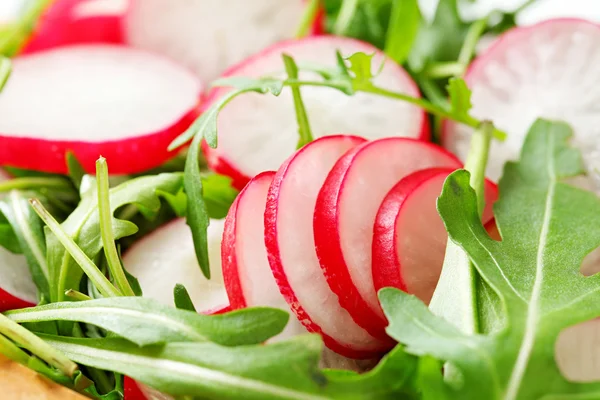 Yeşil salata ile dilimlenmiş turp — Stok fotoğraf