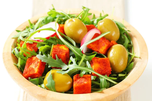 Zelení salát s olivami a sýrem pikantní — Stock fotografie